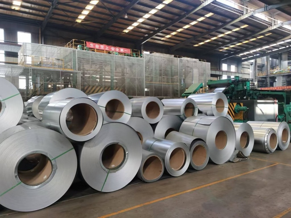 Qianchui Bailian stainless steel production facility with formed metal components for pressure vessel head manufacturing. 千锤百炼